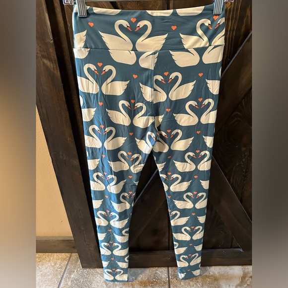 LulaRoe swan and heart leggings - Picture 2 of 5